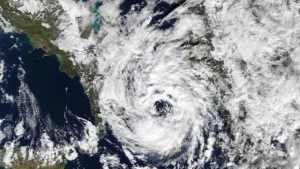 العاصفة بايرون تتقدم نحو الشرق الأوسط: مصر تواجه توقعات دقيقة للتأثر أو عدمه